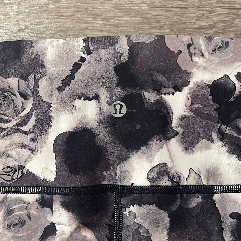 Lululemon Black & White Rose Pattern Leggings Siz… - image 3